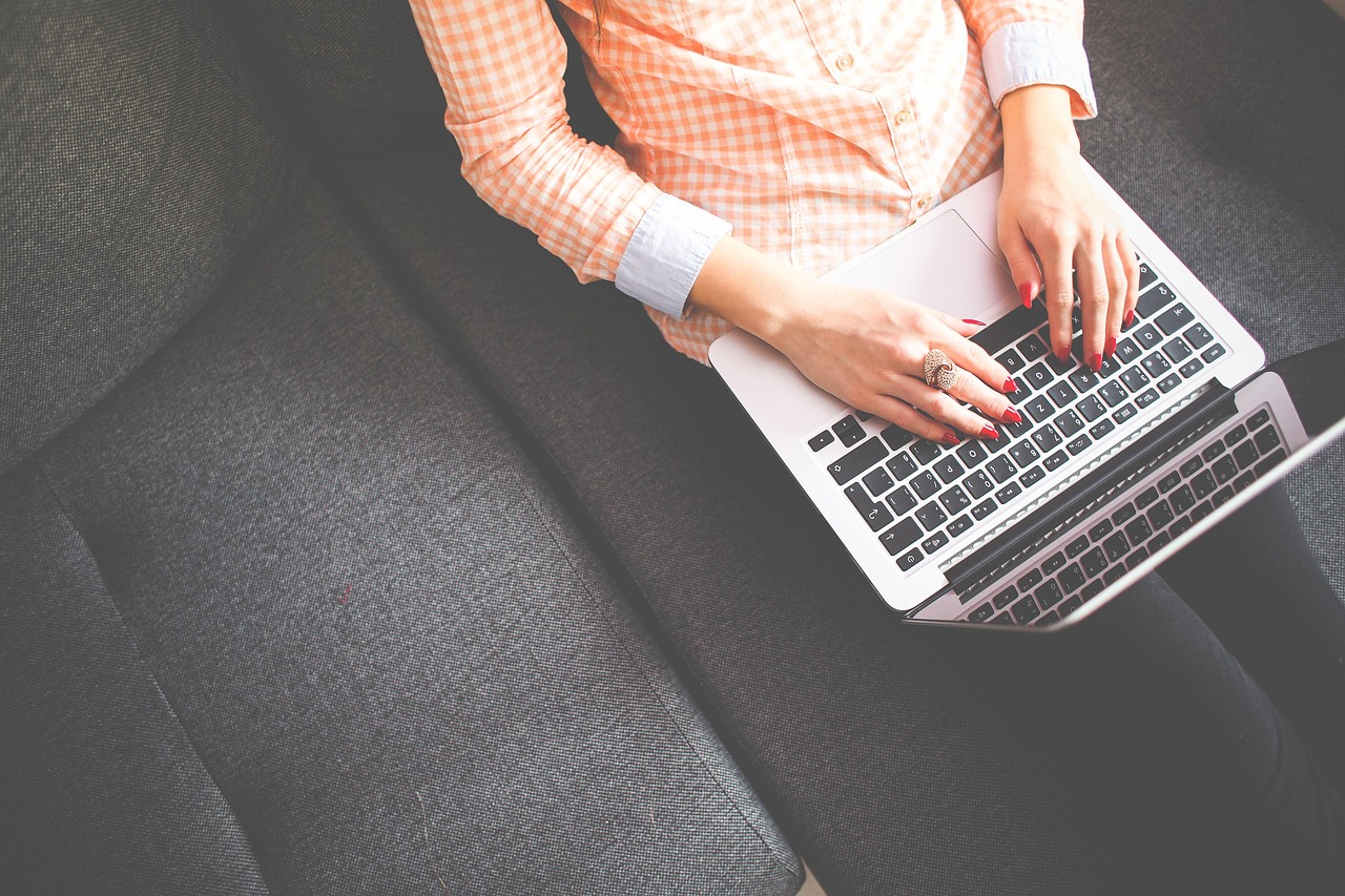 rédacteur web qui travaille en freelance depuis la maison