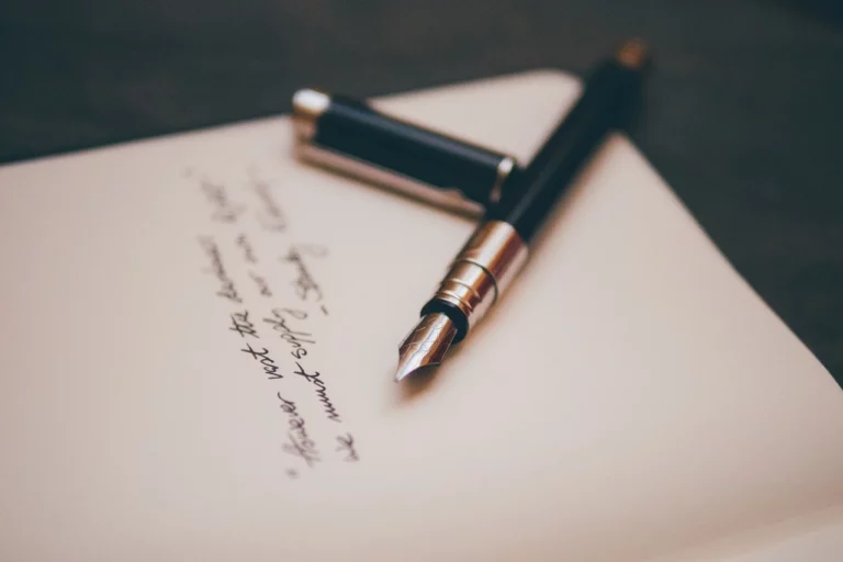 Stylo plume posé sur une feuille blanche.
