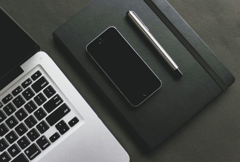 Bureau de travail d'une rédactrice web
